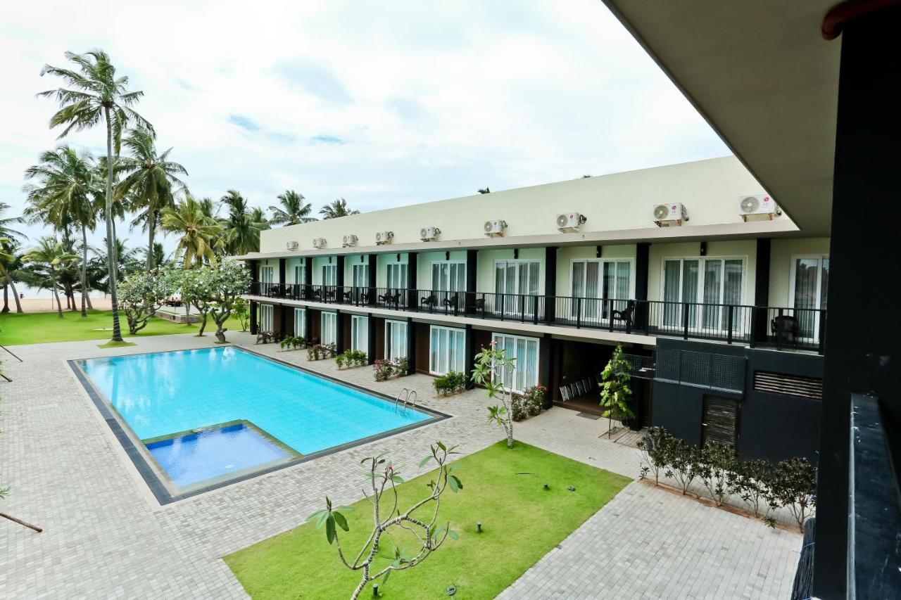 Golden Star Beach Hotel Negombo Esterno foto