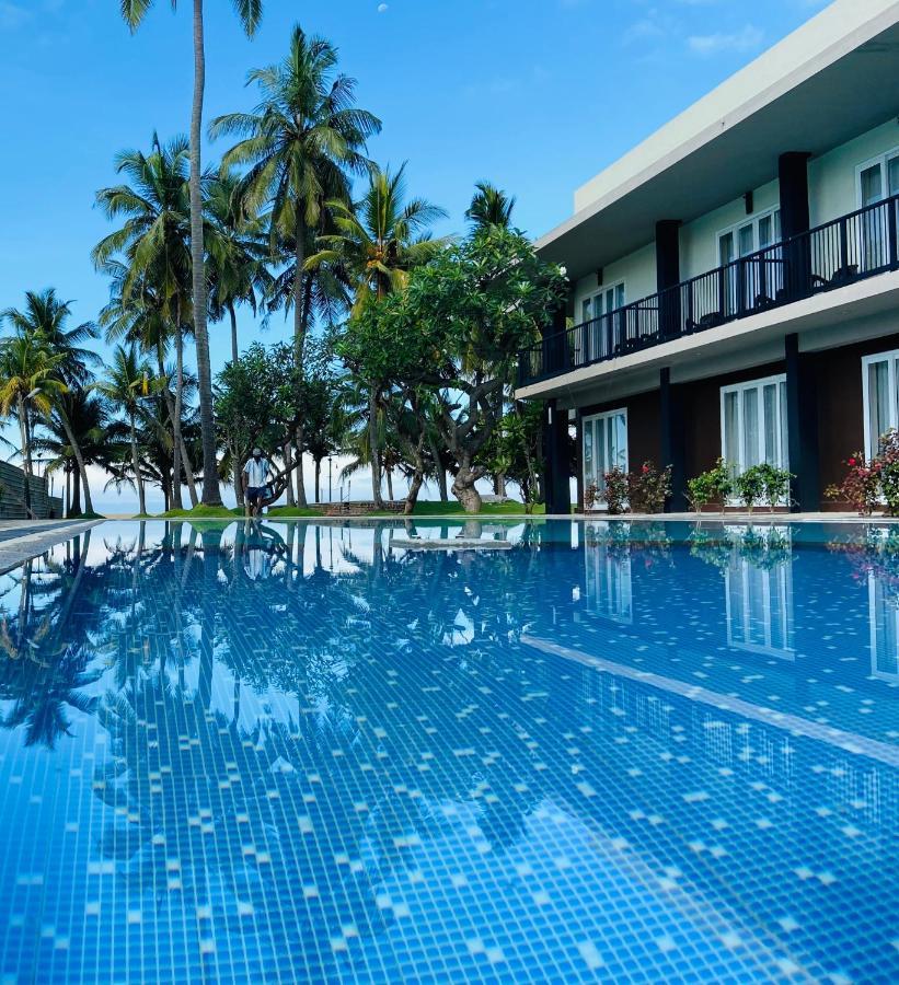 Golden Star Beach Hotel Negombo Esterno foto