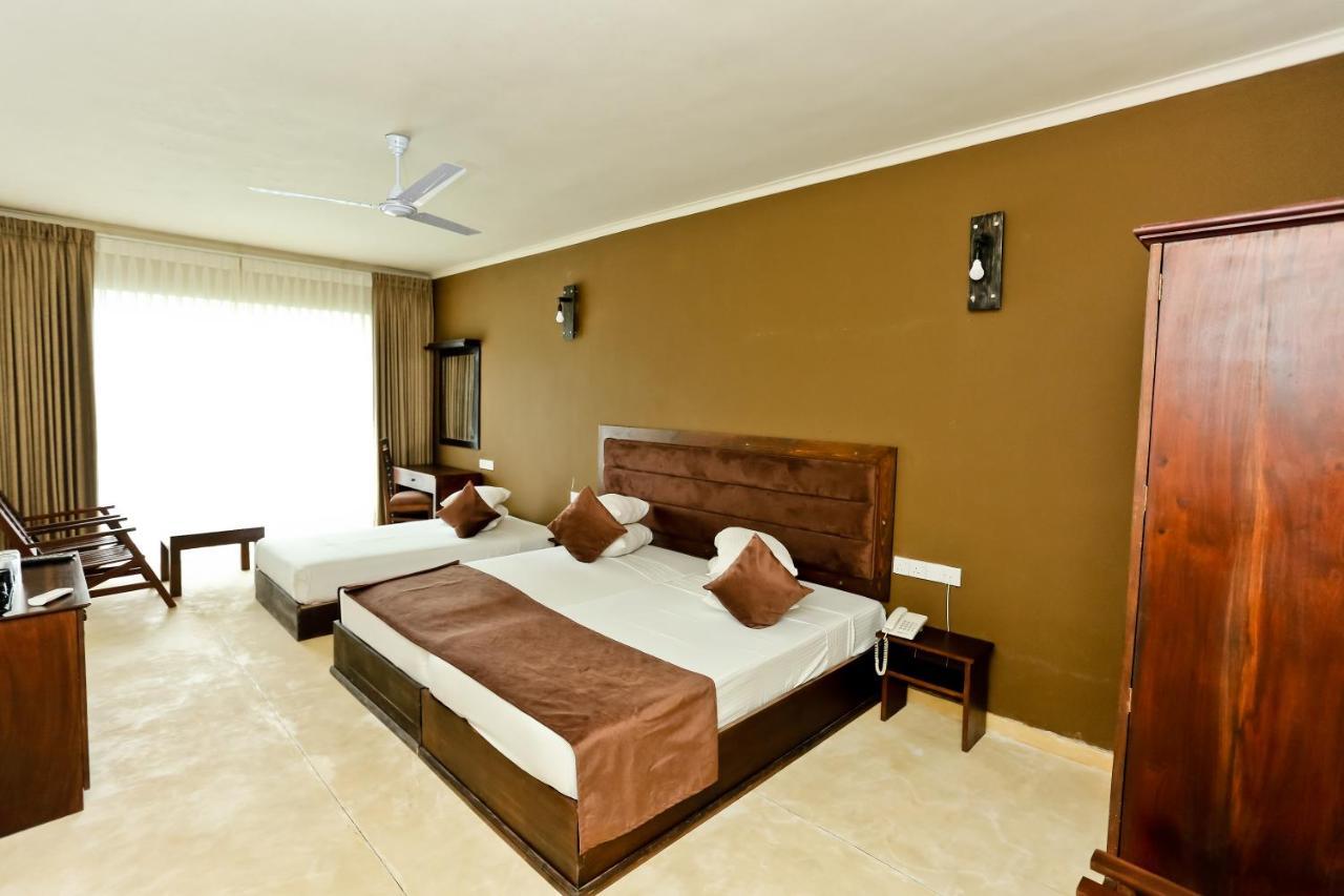 Golden Star Beach Hotel Negombo Esterno foto