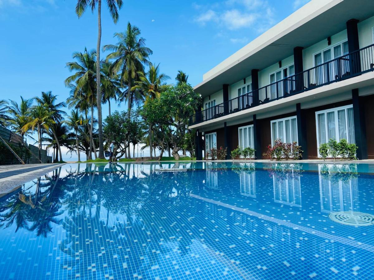 Golden Star Beach Hotel Negombo Esterno foto