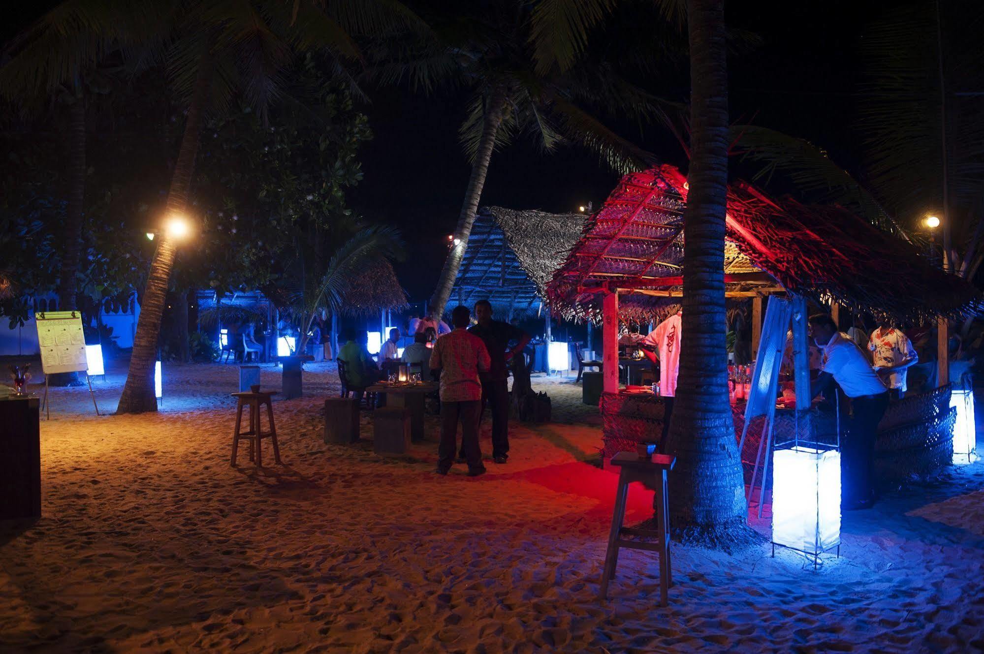 Golden Star Beach Hotel Negombo Esterno foto