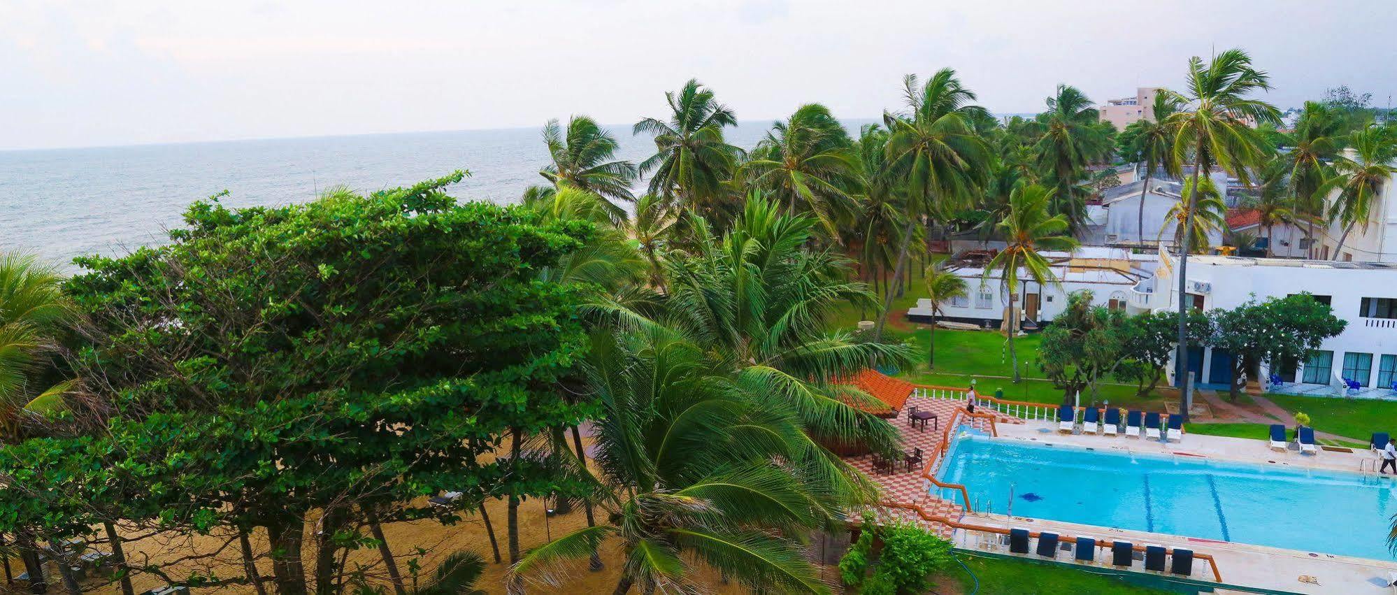 Golden Star Beach Hotel Negombo Esterno foto